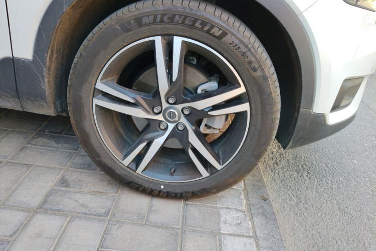 Used Volvo XC40 2021 T4 Four-Wheel Drive Zhiya Sport Edition Right Front Wheel Hub