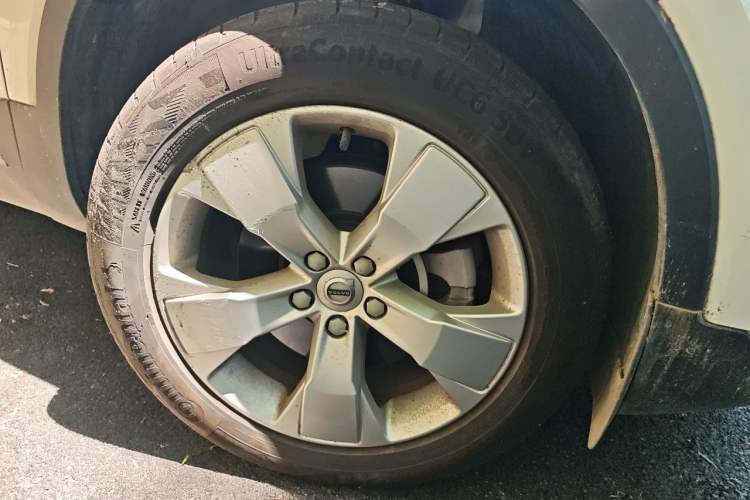 Used Volvo XC40 2021 T4 4x4 SmartDrive Fashion Edition Right Front Wheel Hub