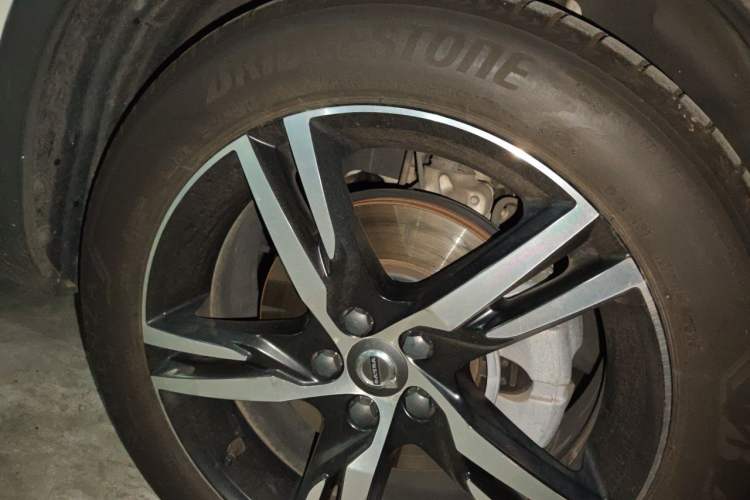 Used Volvo XC40 2021 T4 Four-Wheel Drive Smart & Sporty Edition Right Front Wheel Hub