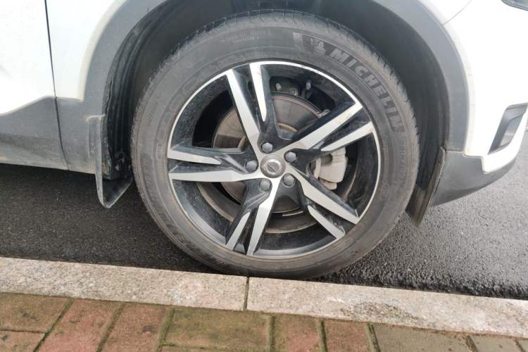 Used Volvo XC40 2021 T4 Four-Wheel Drive Smart & Sporty Edition Right Front Wheel Hub