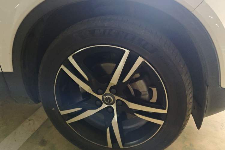 Used Volvo XC40 2021 T4 Four-Wheel Drive Smart & Sporty Edition Right Front Wheel Hub