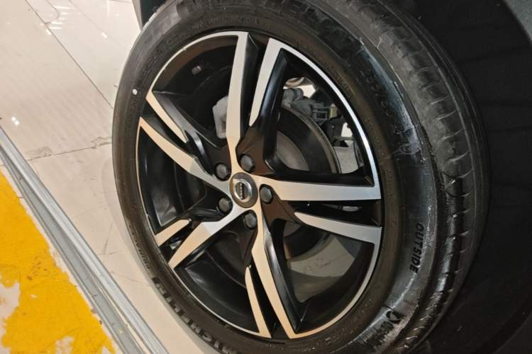 Used Volvo XC40 2021 T4 Four-Wheel Drive Smart & Sporty Edition Right Rear Wheel Hub