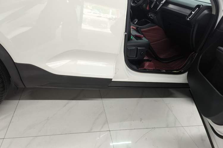 Used Volvo XC40 2021 T4 4x4 SmartDrive Fashion Edition Right Side Sill