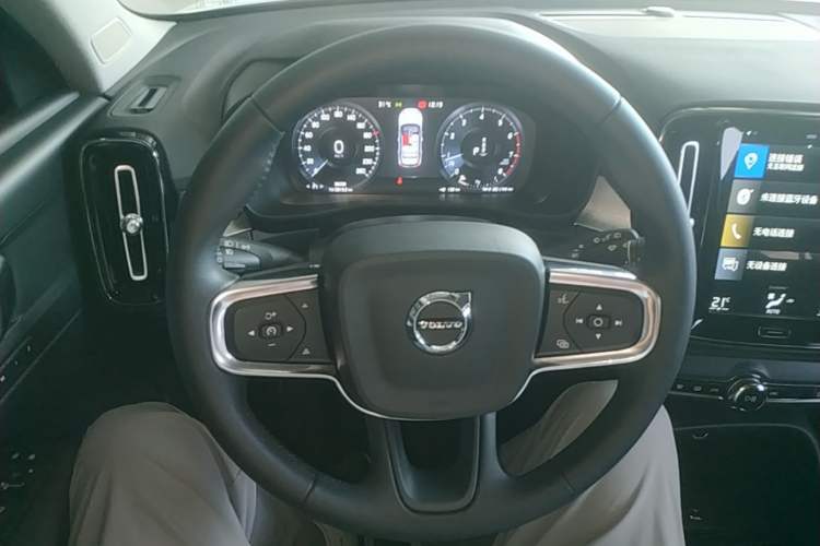 Used Volvo XC40 2021 T4 4x4 SmartDrive Fashion Edition Steering Wheel