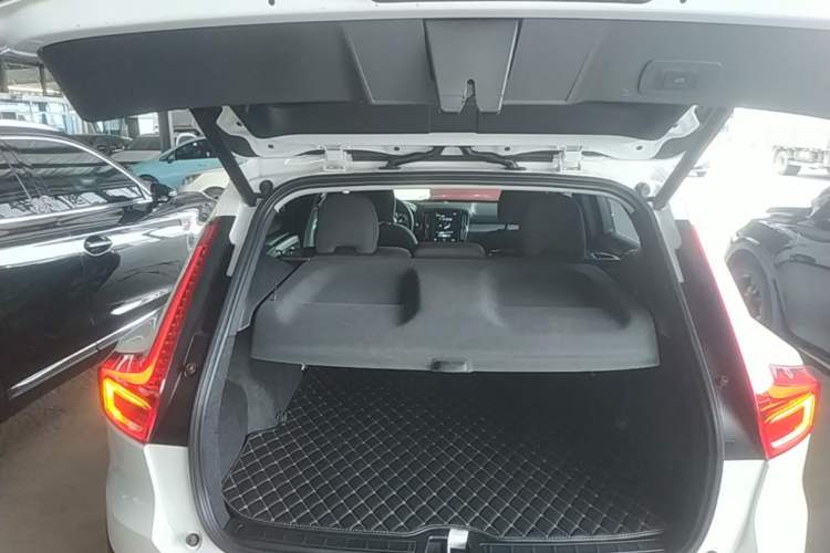 Used Volvo XC40 2021 T4 4x4 SmartDrive Fashion Edition Trunk