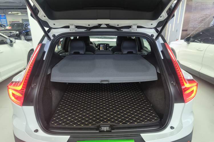 Used Volvo XC40 2021 T4 Four-Wheel Drive Smart & Sporty Edition Trunk