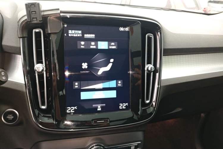 Used Volvo XC40 2022 T4 Four-Wheel Drive Smart & Stylish Edition Audio And AC Panel