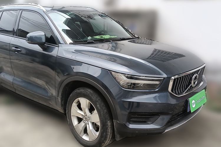 Used Volvo XC40 2022 T4 Four-Wheel Drive Smart & Stylish Edition Front Right 45 Deg