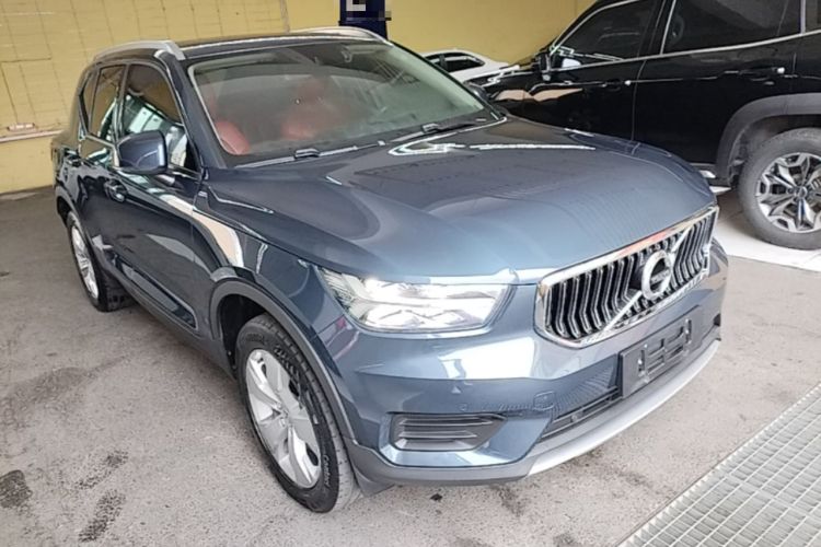 Used Volvo XC40 2022 T4 Four-Wheel Drive Smart & Stylish Edition Front Right 45 Deg