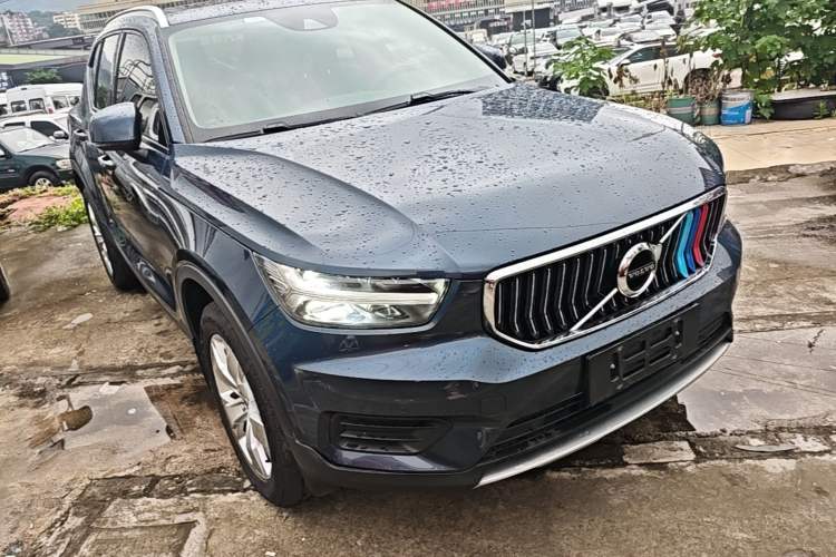 Used Volvo XC40 2022 T4 Four-Wheel Drive Smart & Stylish Edition Front Right 45 Deg