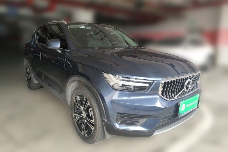 Used Volvo XC40 2022 T4 Four-Wheel Drive Smart & Luxurious Edition Front Right 45 Deg