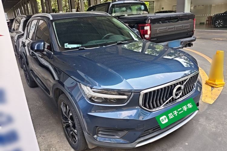 Used Volvo XC40 2022 T4 Four-Wheel Drive Smart & Luxurious Edition Front Right 45 Deg