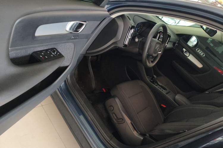 Used Volvo XC40 2022 T4 Four-Wheel Drive Smart & Stylish Edition Interior 3