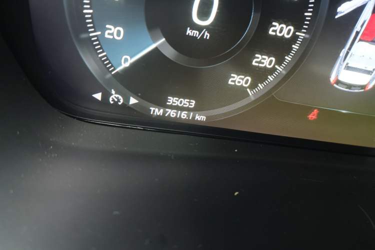 Used Volvo XC40 2022 T4 Four-Wheel Drive Smart & Luxurious Edition Odometer Close Up