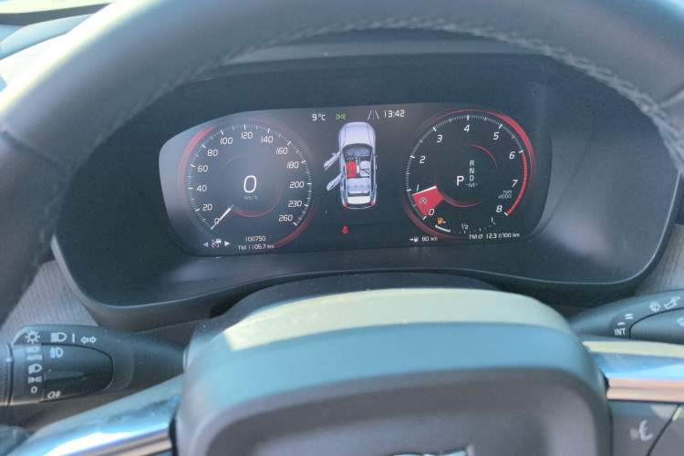 Used Volvo XC40 2022 T4 Four-Wheel Drive Smart & Luxurious Edition Odometer Close Up