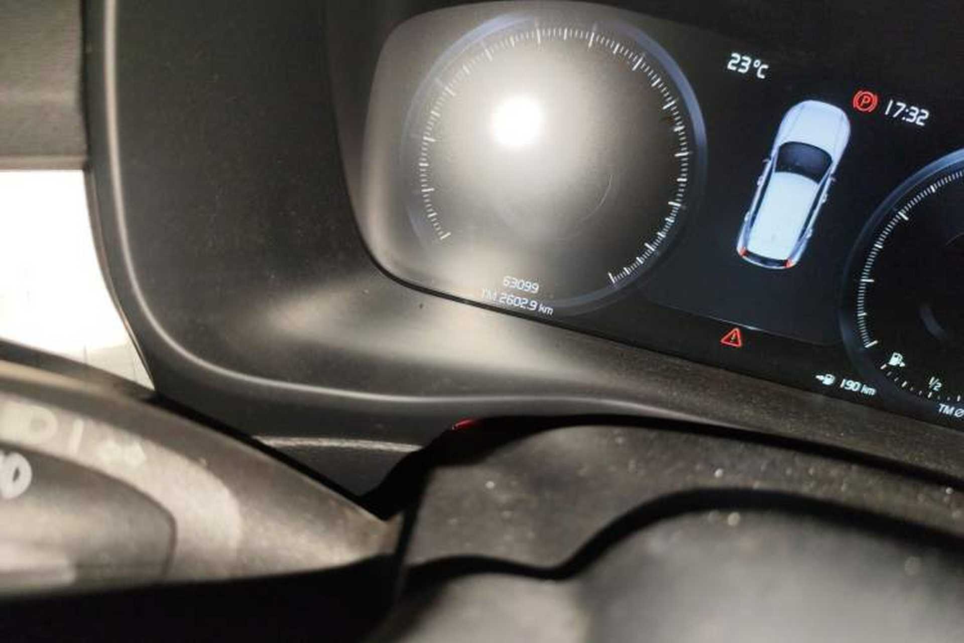 Used Volvo XC40 2022 T4 Four-Wheel Drive Smart & Stylish Edition Odometer Close Up