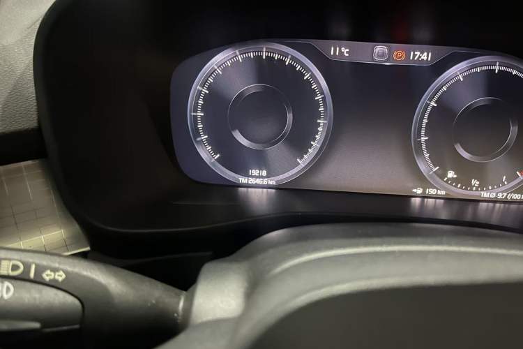 Used Volvo XC40 2022 T4 Four-Wheel Drive Smart & Stylish Edition Odometer Close Up