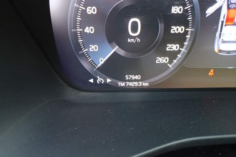 Used Volvo XC40 2022 T4 Four-Wheel Drive Smart & Stylish Edition Odometer Close Up