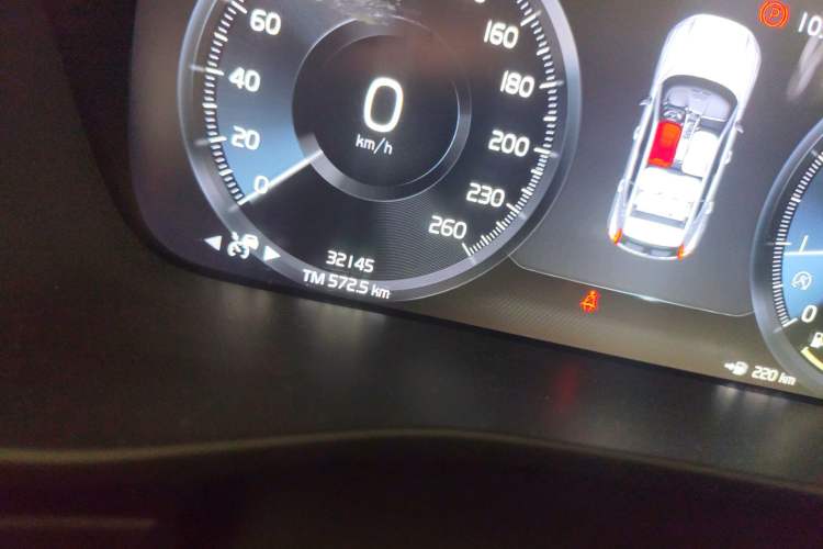Used Volvo XC40 2022 T4 Four-Wheel Drive Smart & Luxurious Edition Odometer Close Up