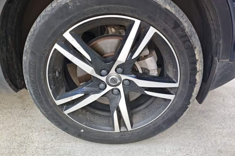 Used Volvo XC40 2022 T4 Four-Wheel Drive Smart & Dynamic Sport Edition Right Front Wheel Hub