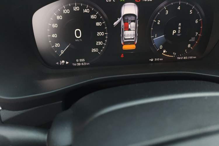 Used Volvo XC40 2022 T4 Four-Wheel Drive Smart & Stylish Edition Odometer Close Up