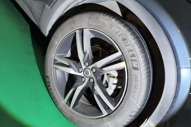Used Volvo XC40 2022 T4 Four-Wheel Drive Smart & Dynamic Sport Edition Right Front Wheel Hub