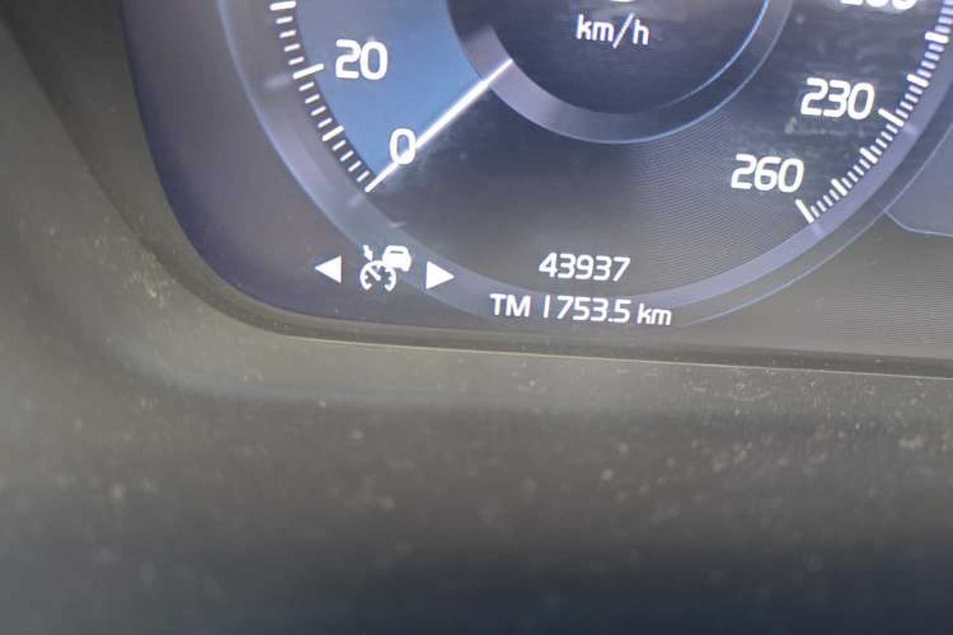 Used Volvo XC40 2022 T4 Four-Wheel Drive Smart & Luxurious Edition Odometer Close Up