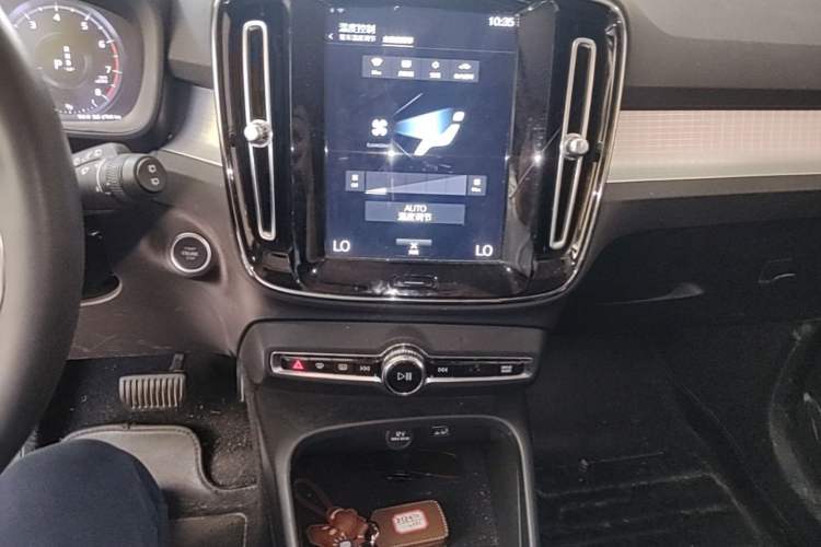Used Volvo XC40 2022 T4 Four-Wheel Drive Smart & Stylish Edition Audio And AC Panel