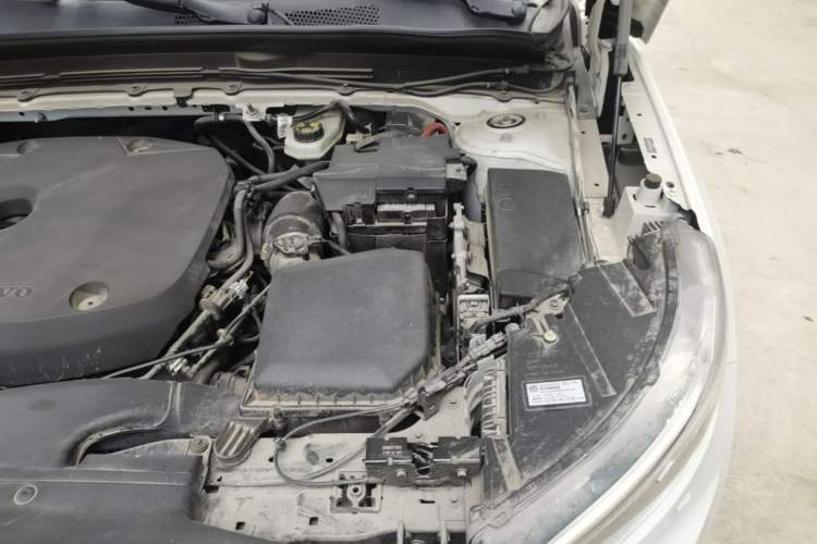 Used Volvo XC40 2022 T4 Four-Wheel Drive Smart & Stylish Edition Engine Bay Left