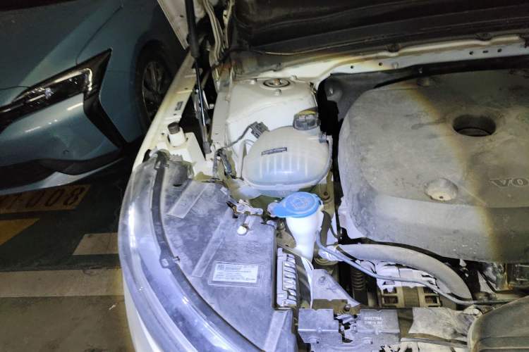Used Volvo XC40 2022 T4 Four-Wheel Drive Smart & Luxurious Edition Engine Bay Right