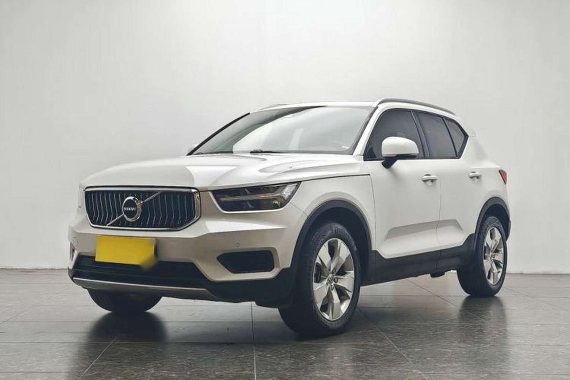 Used Volvo XC40 2022 T4 Four-Wheel Drive Smart & Stylish Edition Front Left 45 Deg