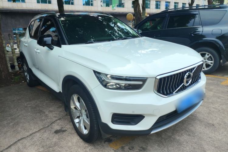 Used Volvo XC40 2022 T4 Four-Wheel Drive Smart & Stylish Edition Front Right 45 Deg