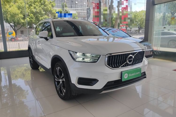 Used Volvo XC40 2022 T4 Four-Wheel Drive Smart & Luxurious Edition Front Right 45 Deg