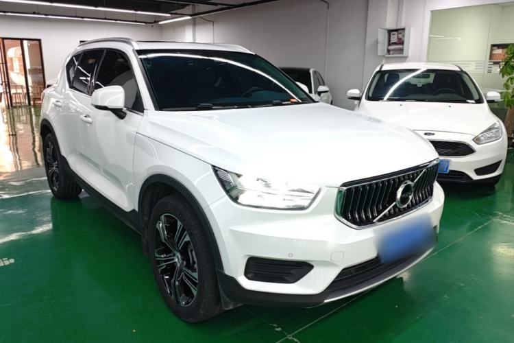 Used Volvo XC40 2022 T4 Four-Wheel Drive Smart & Luxurious Edition Front Right 45 Deg