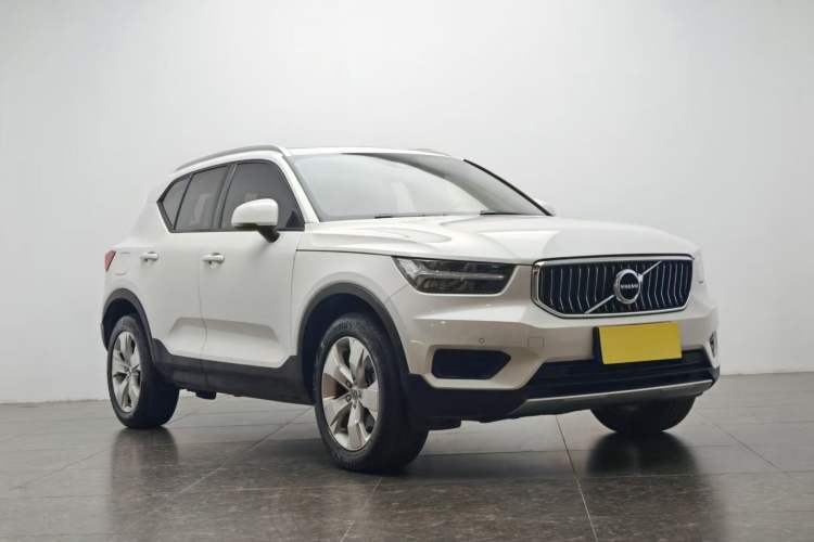 Used Volvo XC40 2022 T4 Four-Wheel Drive Smart & Stylish Edition Front Right 45 Deg