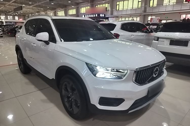 Used Volvo XC40 2022 T4 Four-Wheel Drive Smart & Stylish Edition Front Right 45 Deg