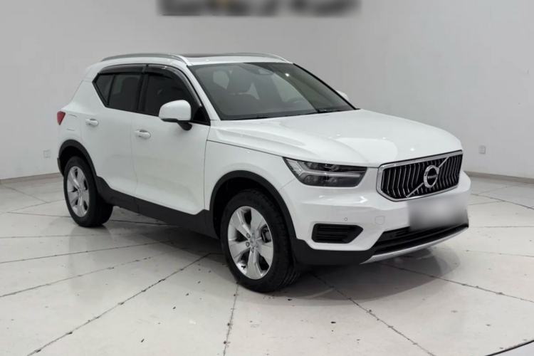 Used Volvo XC40 2022 T4 Four-Wheel Drive Smart & Stylish Edition Front Right 45 Deg
