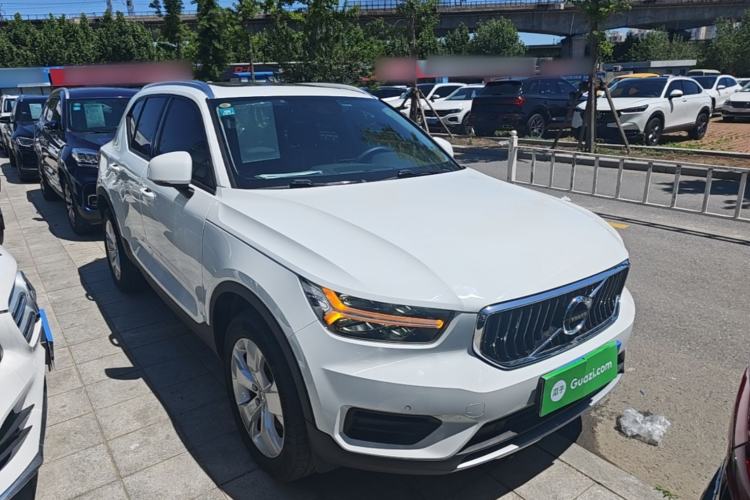 Used Volvo XC40 2022 T4 Four-Wheel Drive Smart & Stylish Edition Front Right 45 Deg