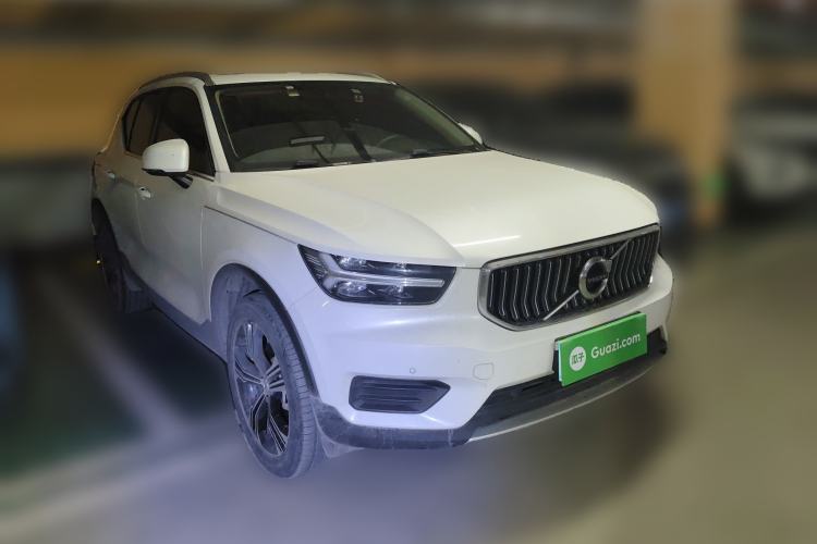 Used Volvo XC40 2022 T4 Four-Wheel Drive Smart & Luxurious Edition Front Right 45 Deg