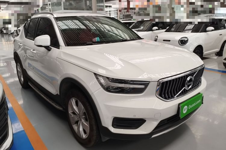 Used Volvo XC40 2022 T4 Four-Wheel Drive Smart & Stylish Edition Front Right 45 Deg