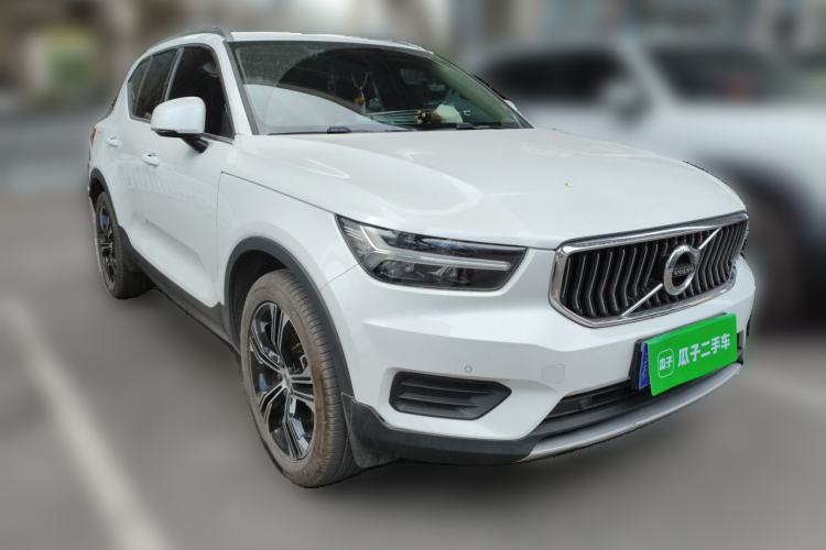 Used Volvo XC40 2022 T4 Four-Wheel Drive Smart & Luxurious Edition Front Right 45 Deg