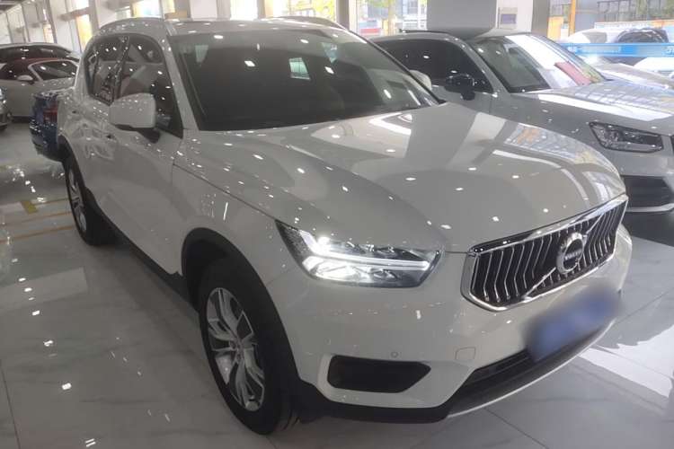 Used Volvo XC40 2022 T4 Four-Wheel Drive Smart & Stylish Edition Front Right 45 Deg