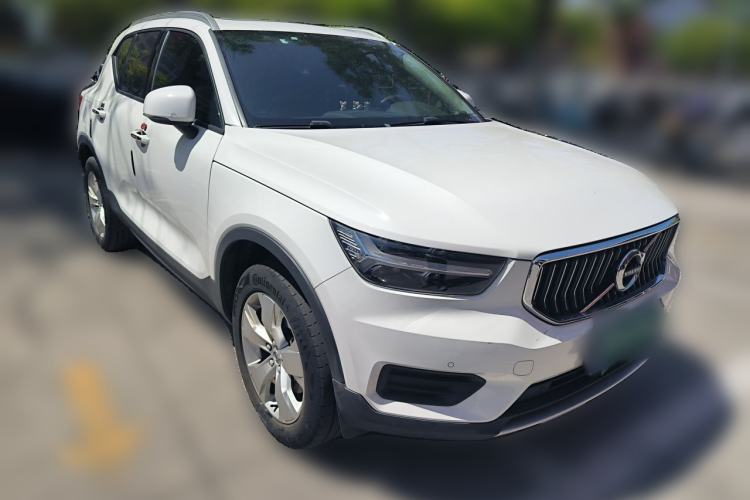 Used Volvo XC40 2022 T4 Four-Wheel Drive Smart & Stylish Edition Front Right 45 Deg