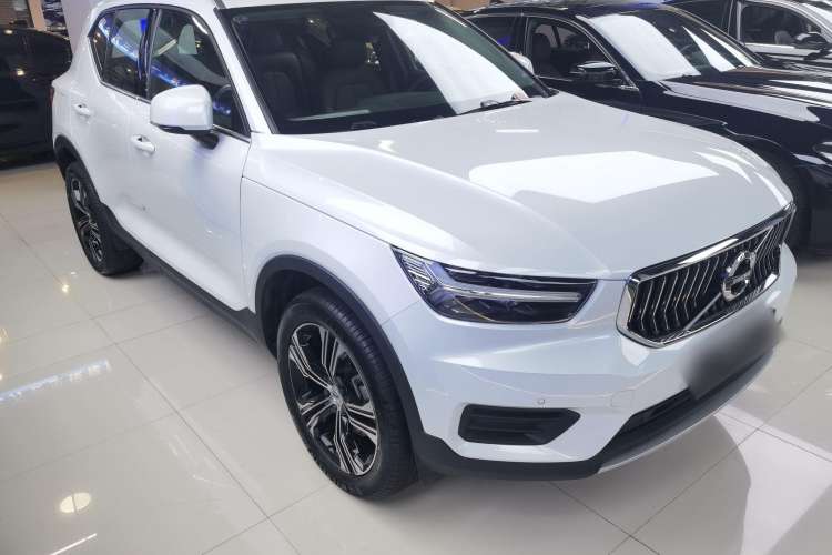 Used Volvo XC40 2022 T4 Four-Wheel Drive Smart & Luxurious Edition Front Right 45 Deg