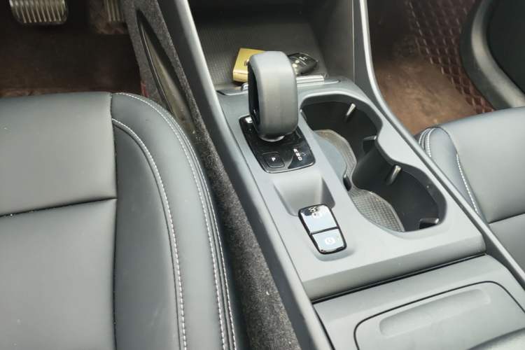 Used Volvo XC40 2022 T4 Four-Wheel Drive Smart & Stylish Edition Gear Lever