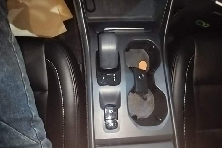 Used Volvo XC40 2022 T4 Four-Wheel Drive Smart & Stylish Edition Gear Lever