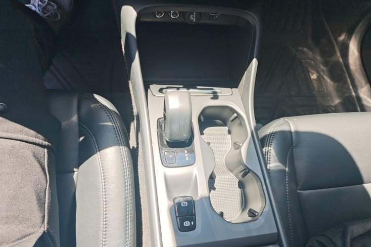 Used Volvo XC40 2022 T4 Four-Wheel Drive Smart & Stylish Edition Gear Lever