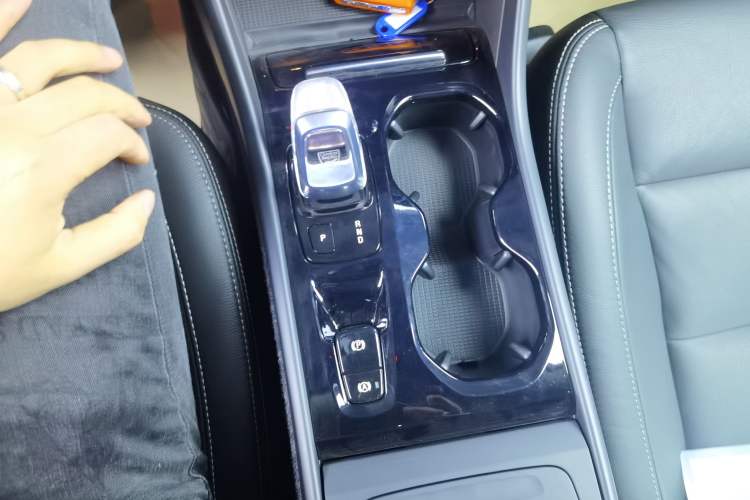 Used Volvo XC40 2022 T4 Four-Wheel Drive Smart & Luxurious Edition Gear Lever