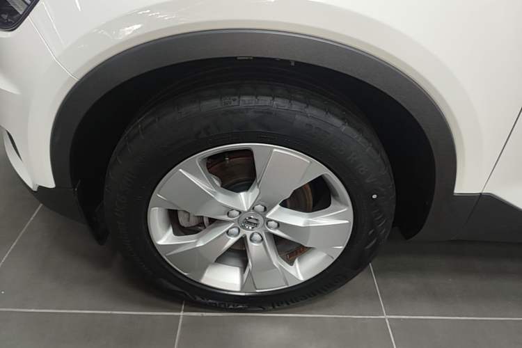 Used Volvo XC40 2022 T4 Four-Wheel Drive Smart & Stylish Edition Left Front Wheel Hub