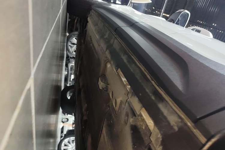 Used Volvo XC40 2022 T4 Four-Wheel Drive Smart & Stylish Edition Left Side Sill